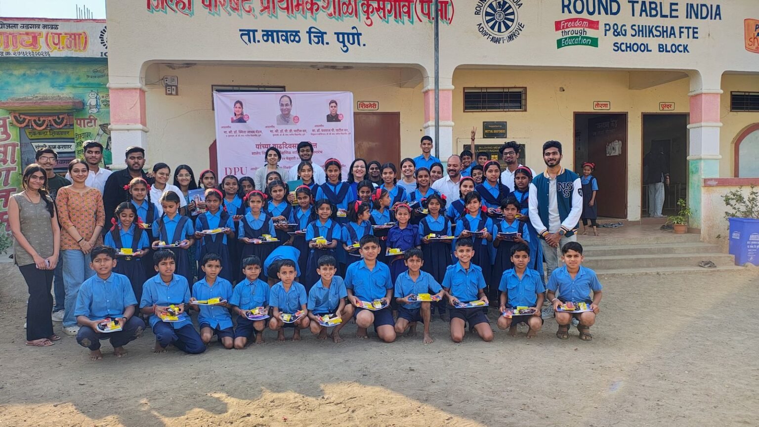 डॉ. डी. वाय. पाटील बायोटेक्नाॅलाॅजी व बायोइन्फर्मेटिक्स काॅलेजच्या एन.एस.एस. वतीने कुसगाव शाळेतील विद्यार्थ्यांना शैक्षणिक साहित्याचे वाटप