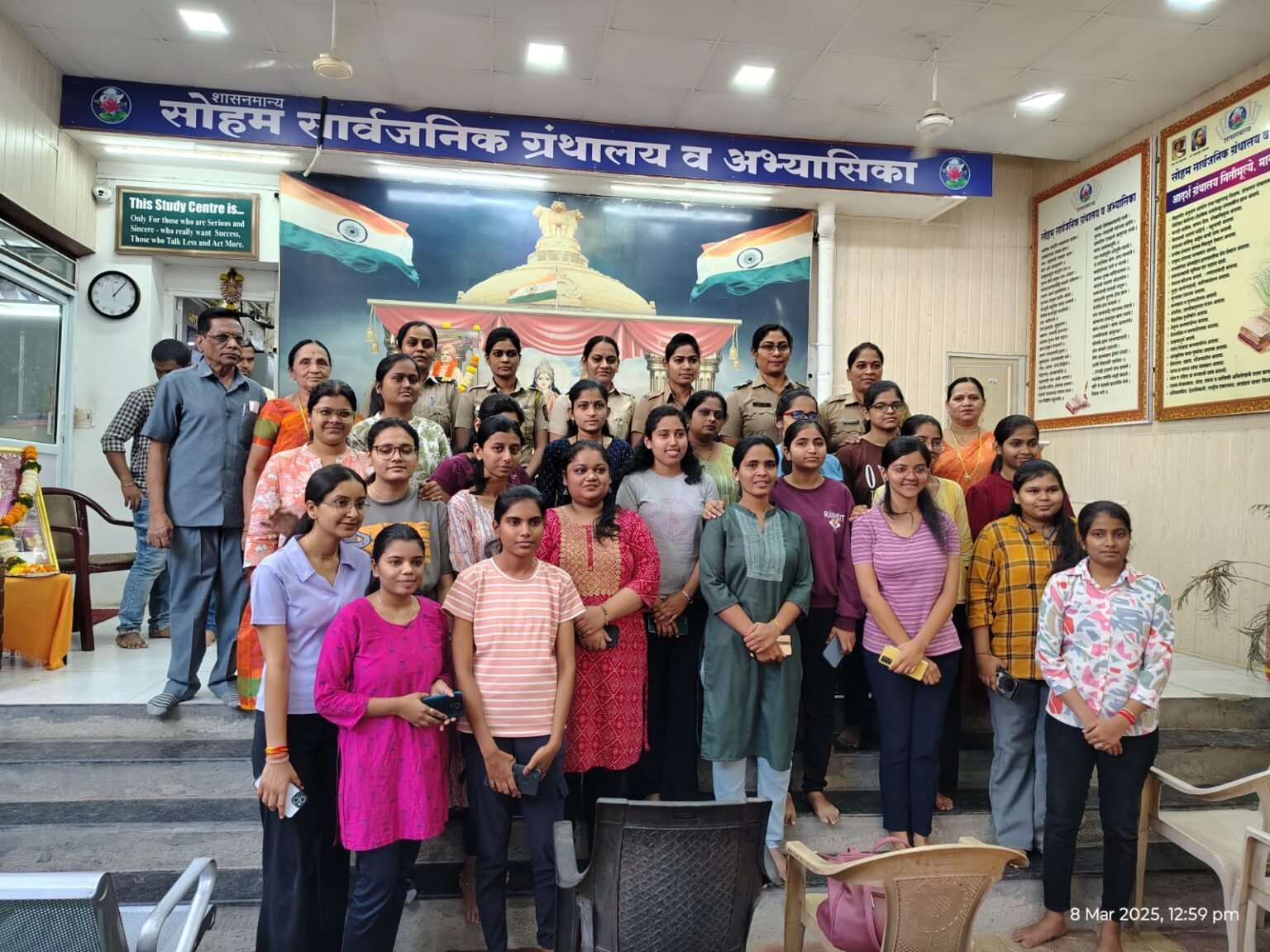महिला दिनानिमित्त सोहम् ग्रंथालयाच्या वतीने महिला पोलीस सन्मानित