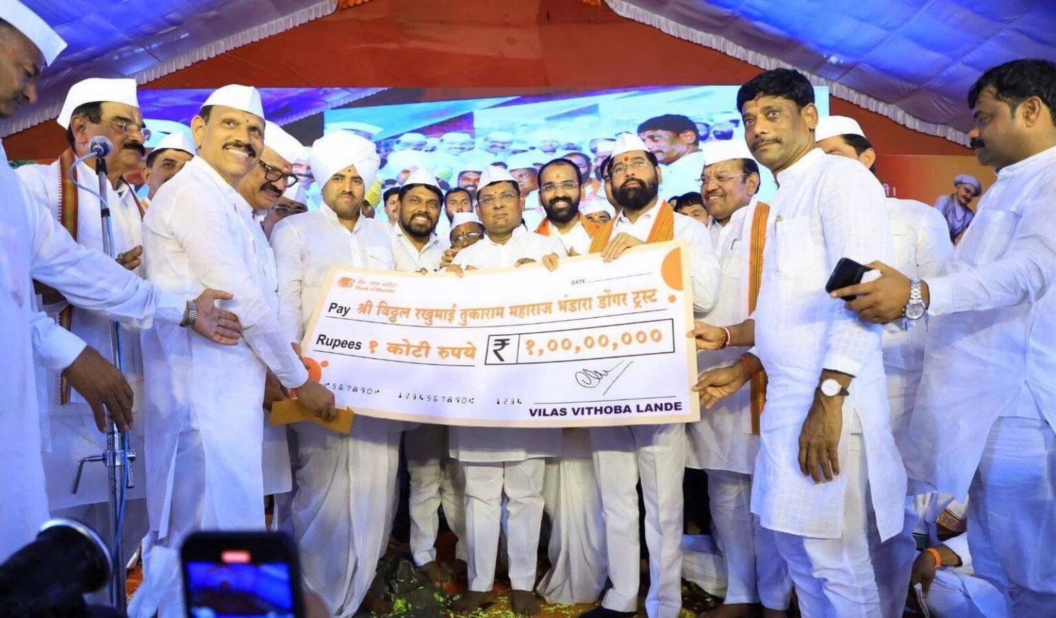 माजी आमदार विलास लांडे यांच्याकडून भंडारा डोंगर येथील मंदिर उभारणीसाठी एक कोटींची देणगी