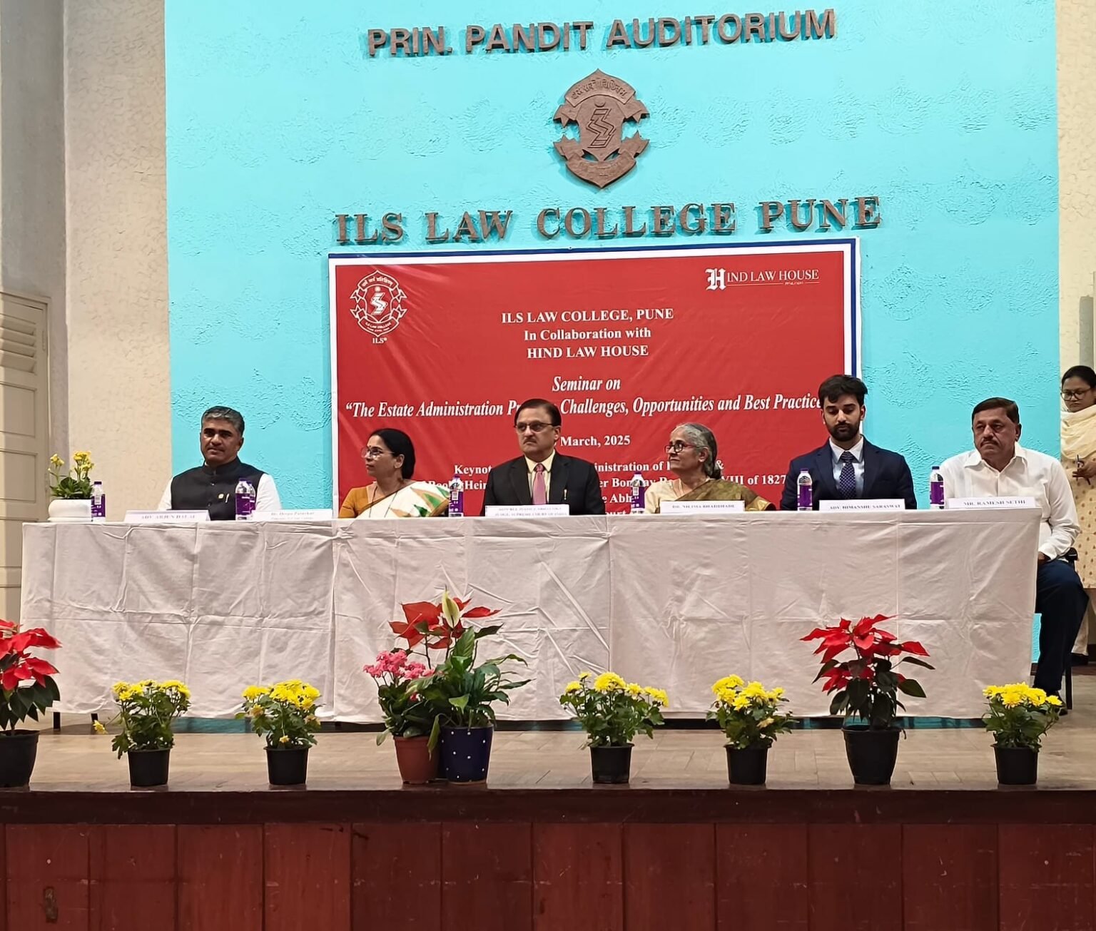 ‘वारस प्रमाणपत्र’ संदर्भ ग्रंथाचे न्यायमूर्ती अभय ओक यांच्या हस्ते प्रकाशन संपन्न