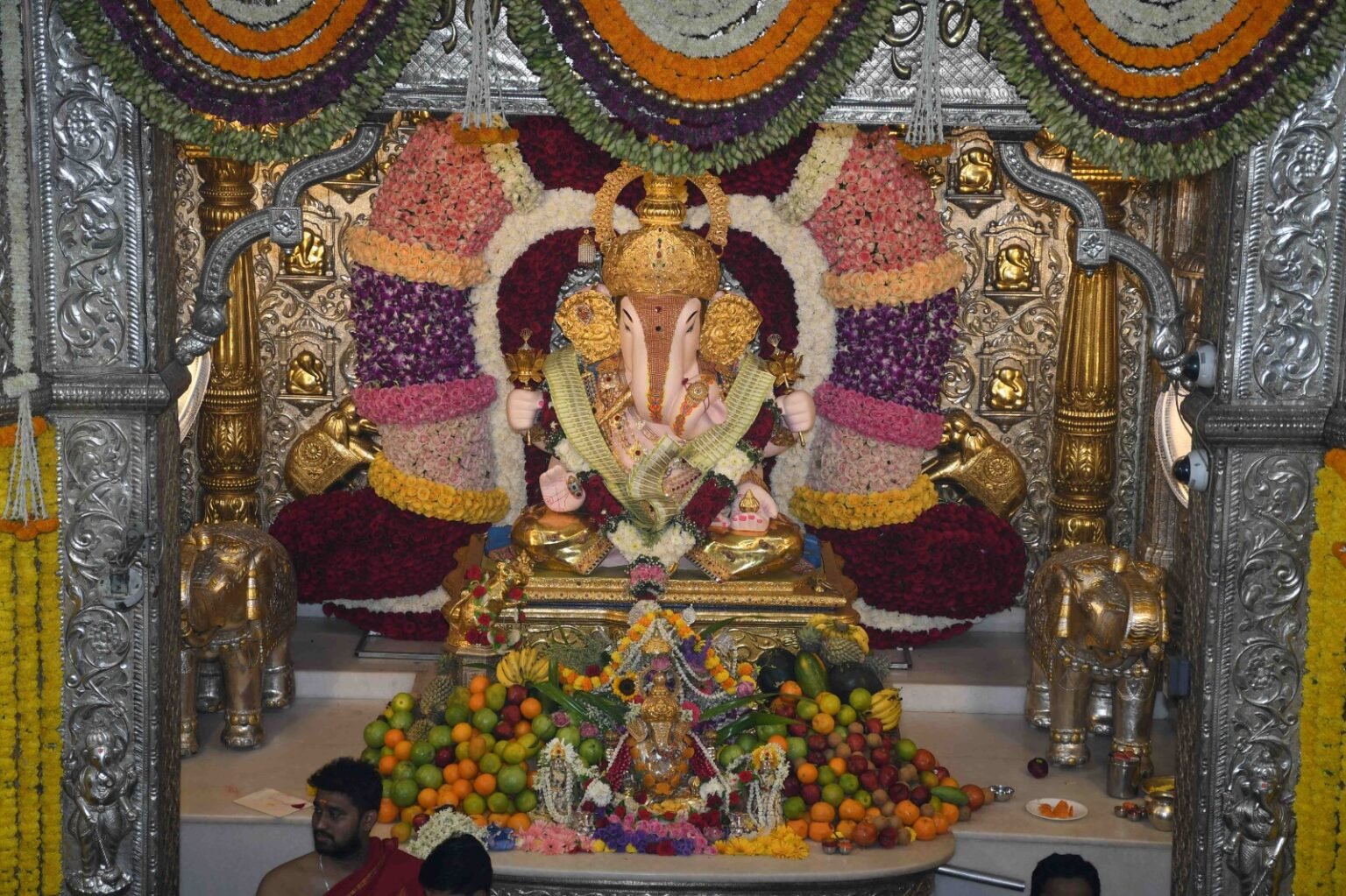 श्रीमंत दगडूशेठ गणपती मंदिरात गुढीपूजन व फुलांची भव्य आरास