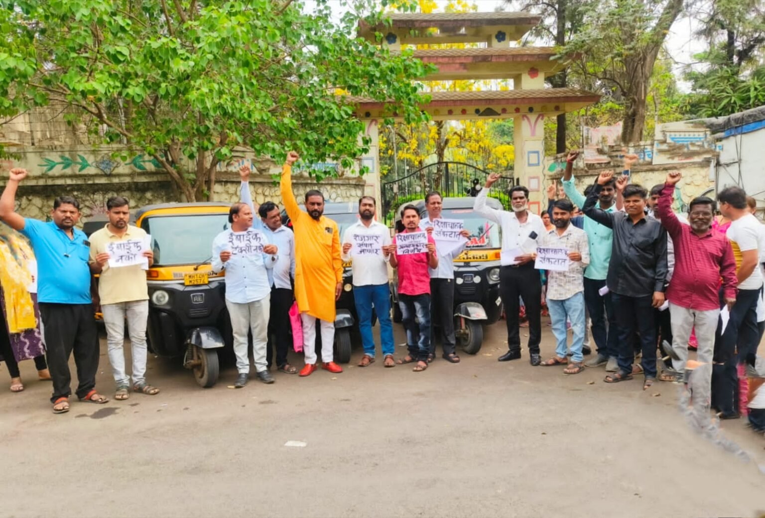 रिक्षा चालकावर अन्यायकारक ई बाईक टॅक्सी रद्द करा – कामगार नेते काशिनाथ नखाते