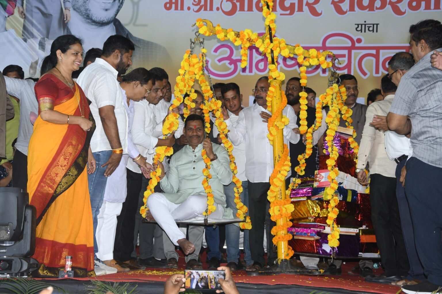 आमदार शंकर जगताप यांच्या वाढदिवसानिमित्त आगळा-वेगळा उपक्रम; पुष्पगुच्छांऐवजी जमा झाली ६,८४२ पुस्तके!