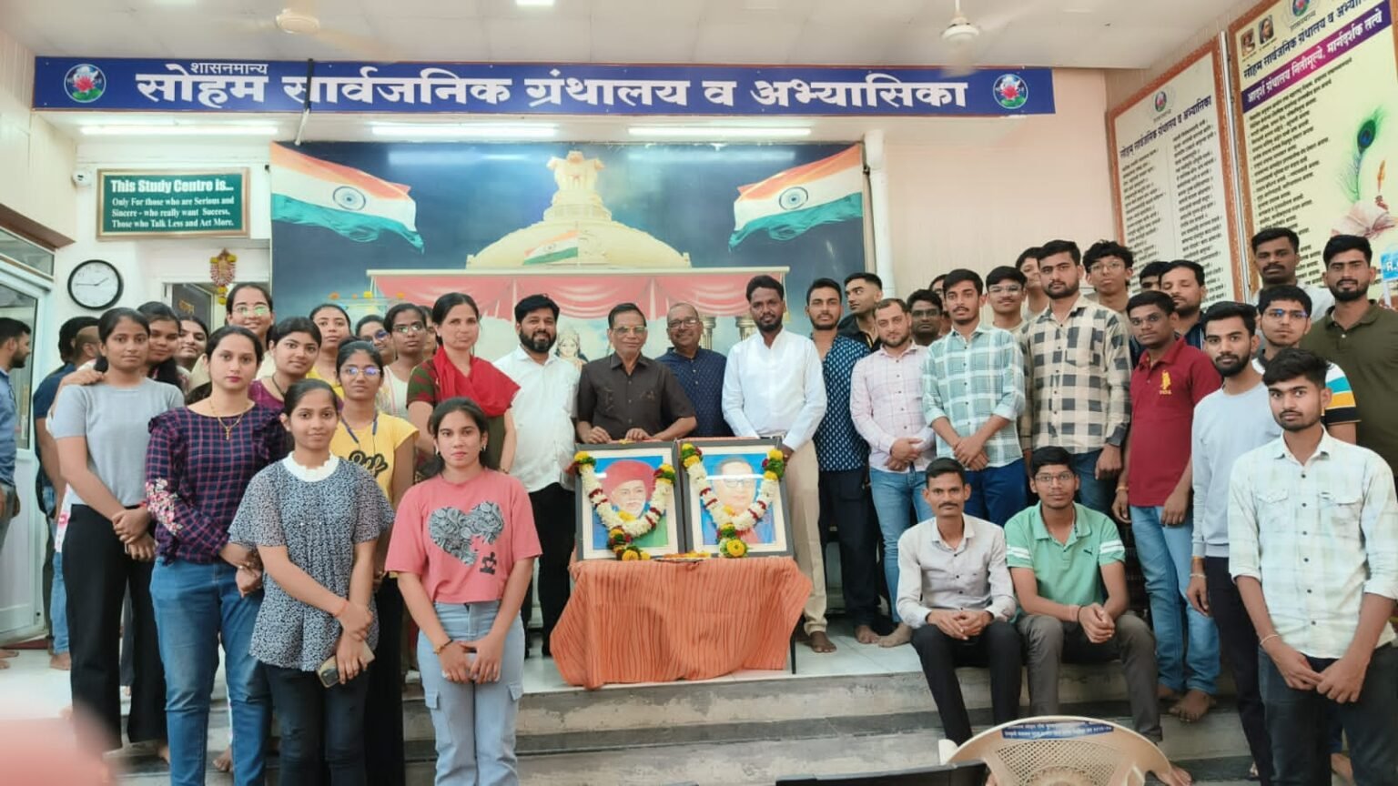 सोहम् ग्रंथालयाच्या वतीने महात्मा फुले आणि डॉ. आंबेडकर यांना अभिवादन