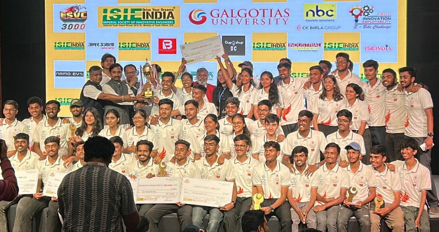 ‘इलेक्ट्रिक सोलर व्हेईकल चॅम्पियनशिप’मध्ये पीसीसीओईचा दबदबा ! राष्ट्रीय पातळीवर पटकावला पहिला क्रमांक