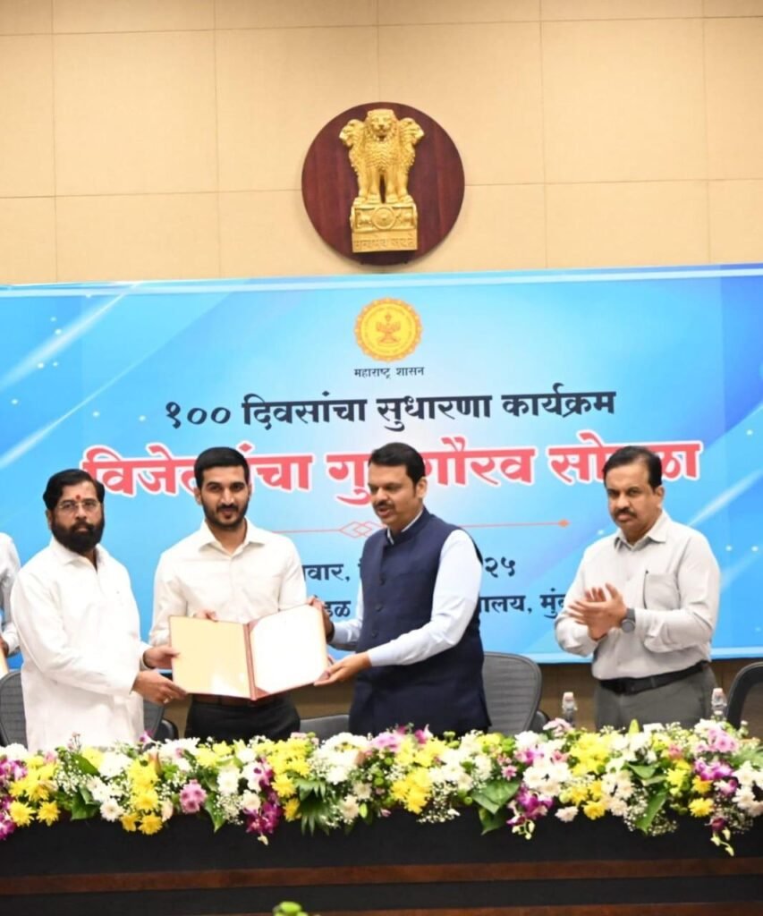 ‘१०० दिवस सुधारणा कार्यक्रम’ अंतर्गत राज्यस्तरीय द्वितीय क्रमांक मिळाल्याबद्दल मुख्यमंत्री देवेंद्र फडणवीस व उपमुख्यमंत्री एकनाथ शिंदे यांच्या हस्ते पिंपरी चिंचवड महानगरपालिका आयुक्तांचा सन्मान