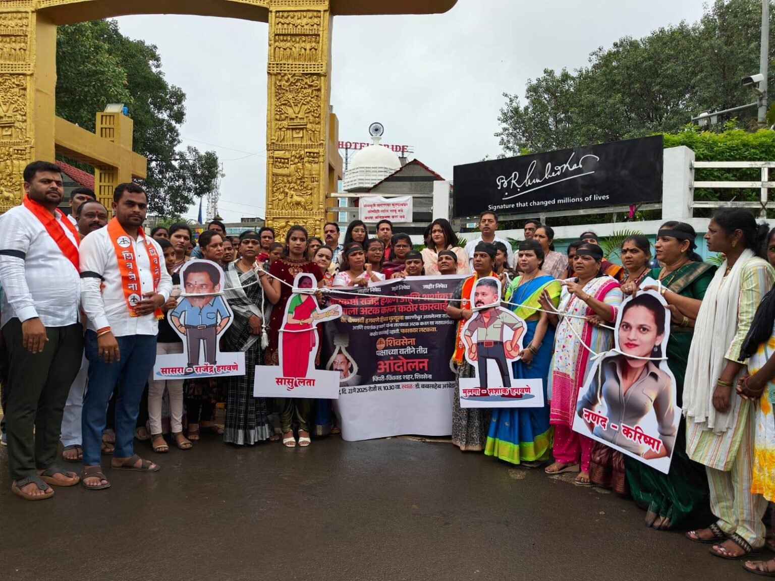 शिवसेनेच्या आंदोलनात पिंपरी चिंचवडच्या लेकींची मृत वैष्णवीला अनोखी श्रद्धांजली! – शिवसेनेच्या आंदोलनात युवतींकडून आरोपींना प्रतिकात्मक फाशी