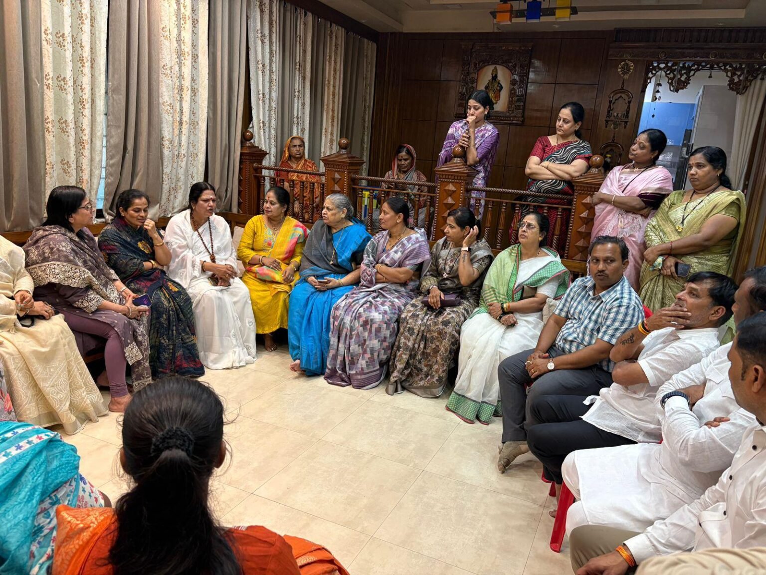 मनसेच्या सरचिटणीस रिटा गुप्ता यांची वैष्णवी हगवणे यांच्या कुटुंबीयांना भेट