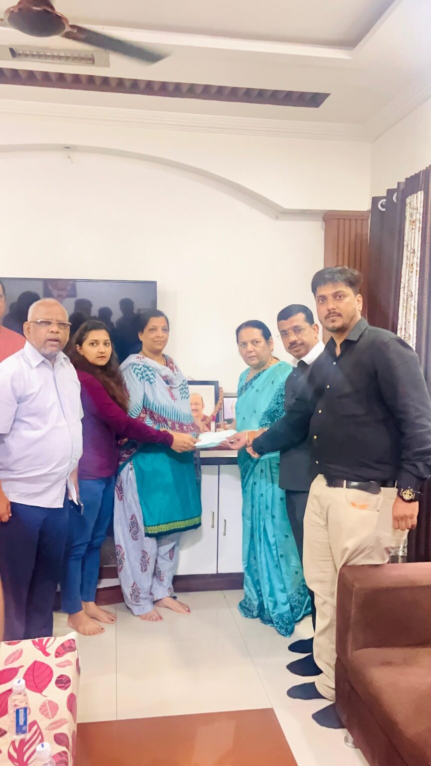 पहलगाम दहशतवादी हल्ल्यातील शहीद संतोष जगदाळे व कौस्तुभ गणबोटे यांच्या कुटुंबीयांना उपमुख्यमंत्री एकनाथ शिंदे यांच्या वतीने आर्थिक मदत सुपूर्त