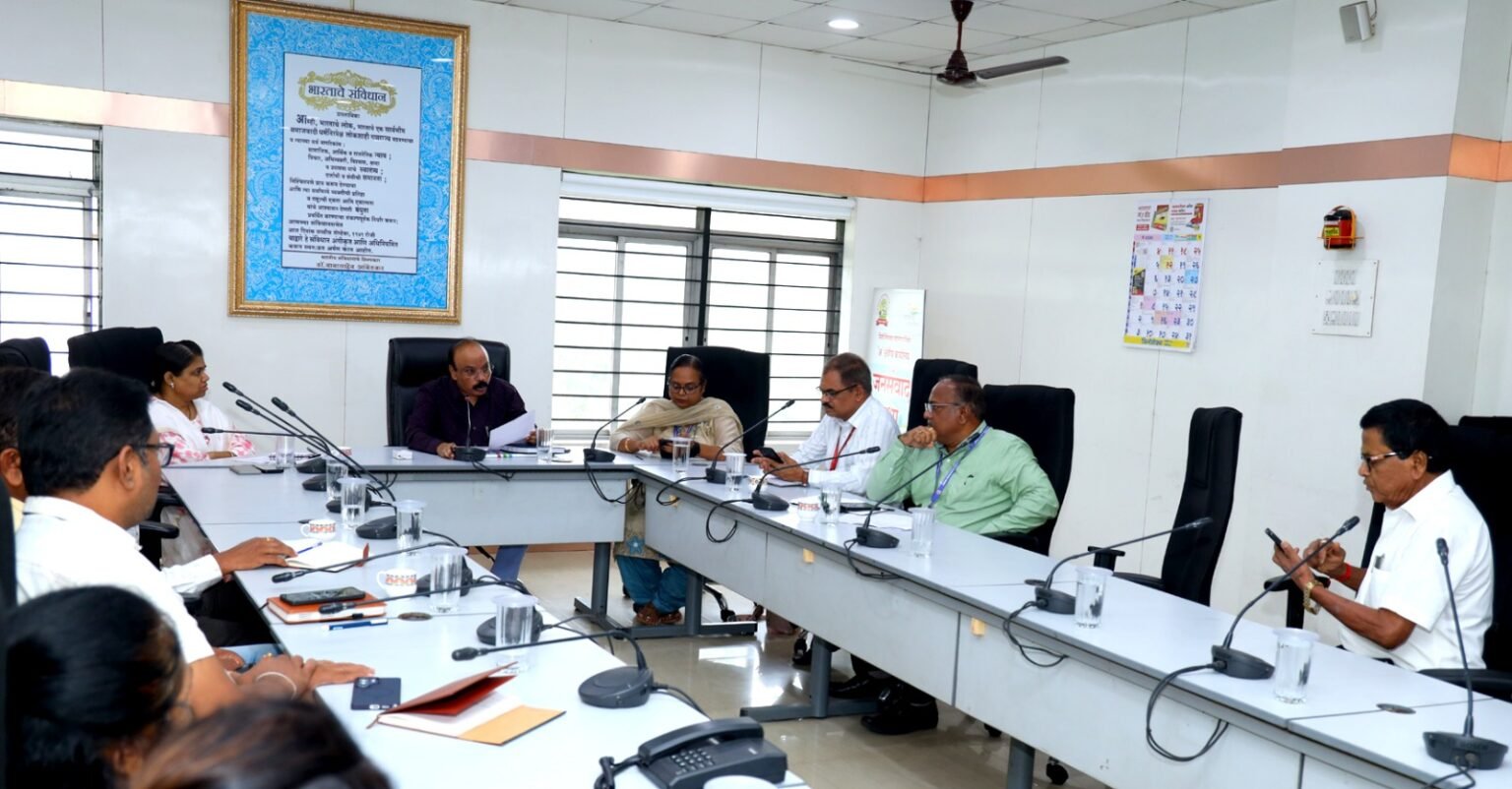 रस्त्यांवर येणाऱ्या मोकाट जनावरांचा बंदोबस्त करा अशा सूचना नागरिकांनी जनसंवाद सभेत मांडल्या