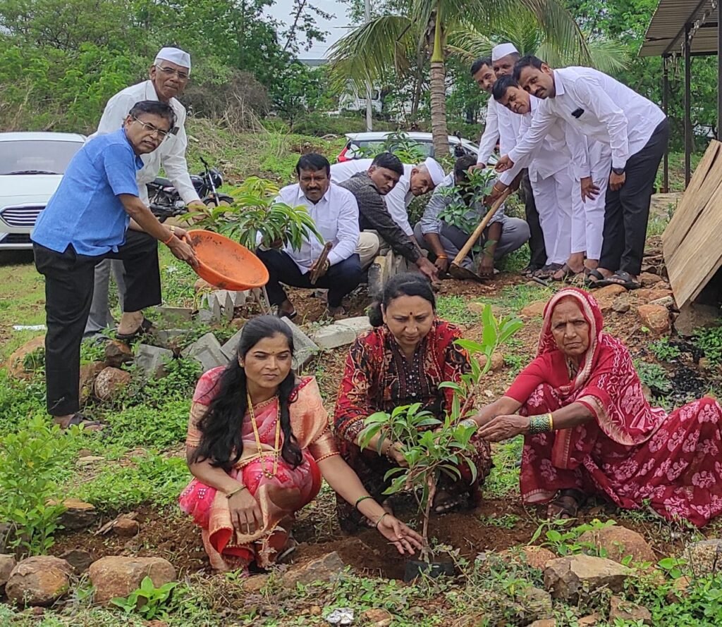 जागतिक पर्यावरण दिनाच्या पुर्वसंध्येला मानवी हक्क संरक्षण आणि जागृतीच्या वतीने वृक्षारोपण
