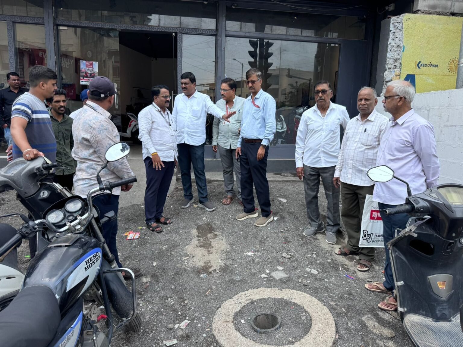 रहाटणी फाटा येथे ड्रेनेजची नवीन पाईपलाईन टाकल्याने दुर्गंधीयुक्त पाण्यापासून नागरिकांची सुटका, माजी नगरसेवक बाबासाहेब त्रिभुवन यांचा पुढाकार