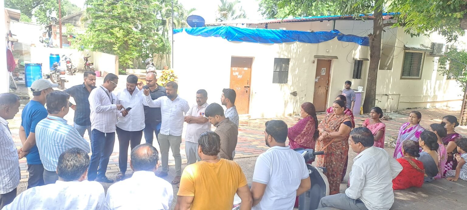 कुदळवाडीतील बालघरे वस्ती येथे पाणी पुरवठा सुरळीत करण्यासाठी अधिकारी व नागरिकांची महत्वपूर्ण बैठक