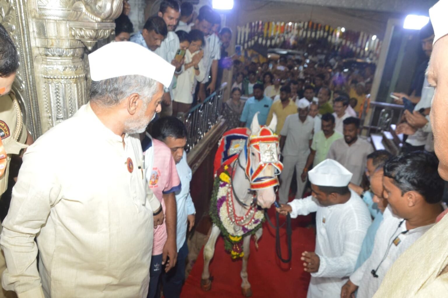 श्रीमंत ‘दगडूशेठ’ गणपतीला माऊलींच्या अश्वराजांची अनोखी मानवंदना