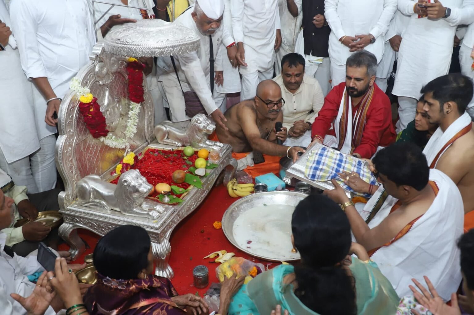 आयुक्त शेखर सिंह यांच्या हस्ते जगद्गुरू संत तुकाराम महाराजांच्या पादुकांचे पूजन