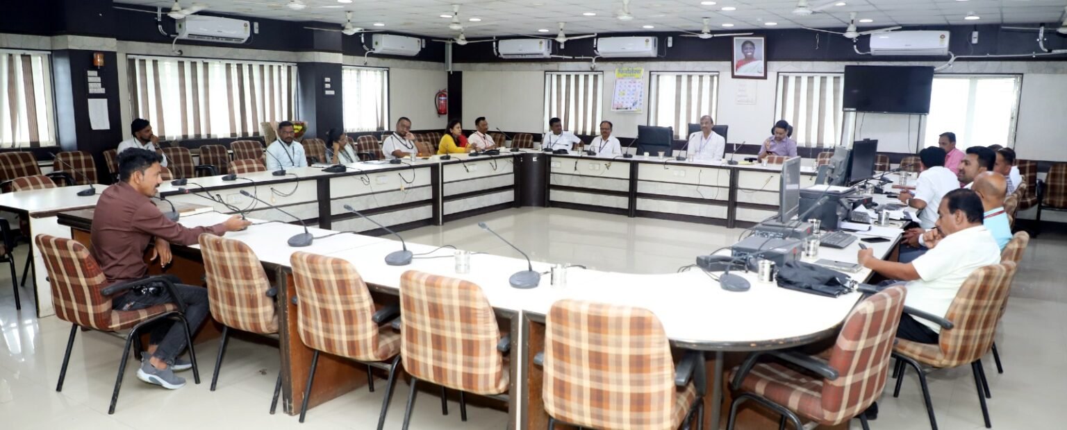 विविध ठिकाणी रस्त्यांवर पडलेले खड्डे बुजविणे आदी सूचना नागरिकांनी जनसंवाद सभेत मांडल्या