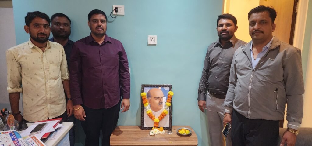 दिनेश यादव यांच्या जनसंपर्क कार्यालयात डॉ. श्यामाप्रसाद मुखर्जी यांना अभिवादन