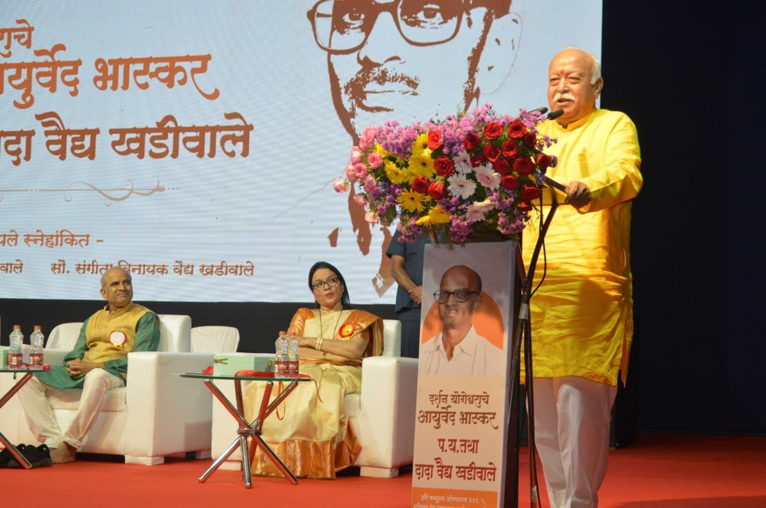 आपलेपणाच्या सूत्रात सगळ्यांना गुंफणे हेच रा.स्व.संघाचे काम राष्ट्रीय स्वयंसेवक संघाचे सरसंघचालक मोहन भागवत