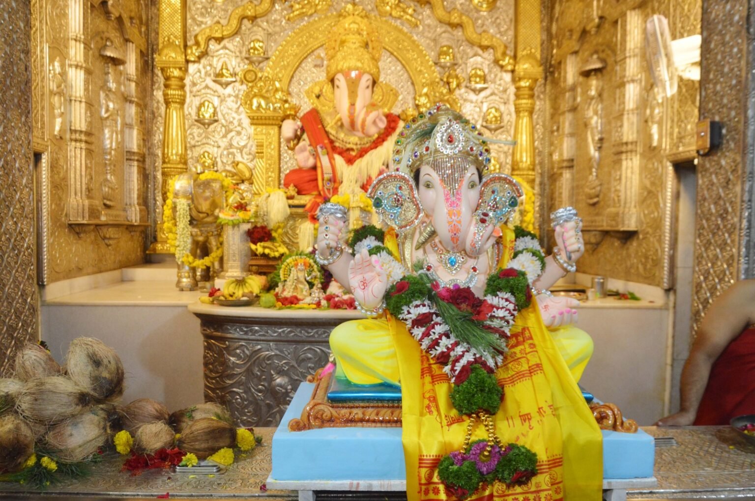 सिंगापूरला निघाले ‘दगडूशेठ’ चे गणपती बाप्पा श्रीमंत दगडूशेठ हलवाई सार्वजनिक गणपती ट्रस्ट