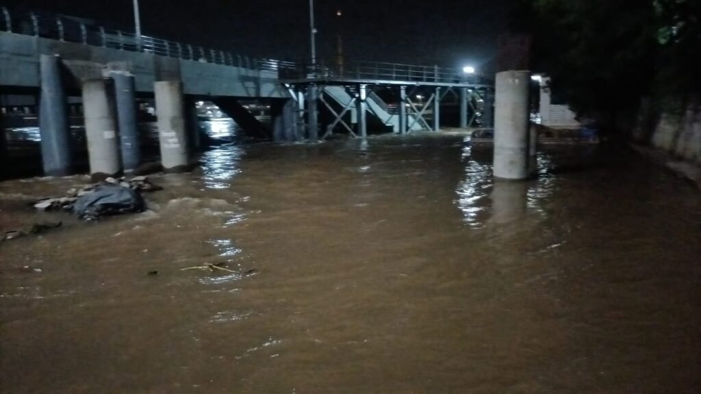 अलंकापुरीत इंद्रायणीने काठ सोडला नदीला पुर ; भक्त पुंडलिक मंदिरात पाणी