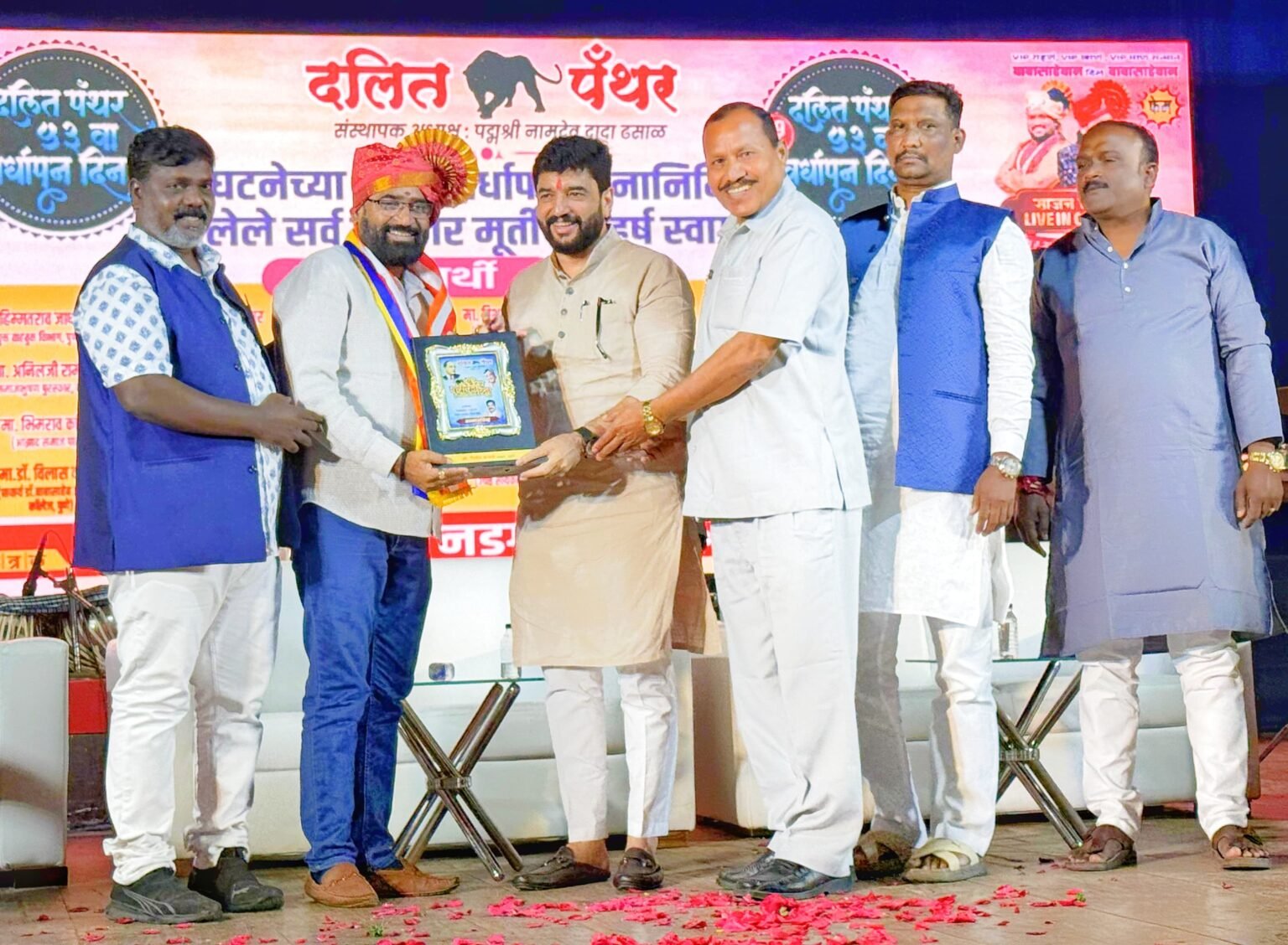 केंद्रीय मंत्री मुरलीधर मोहोळ यांच्या हस्ते वृक्षमित्र अरुण पवार यांना पुरस्कार प्रदान