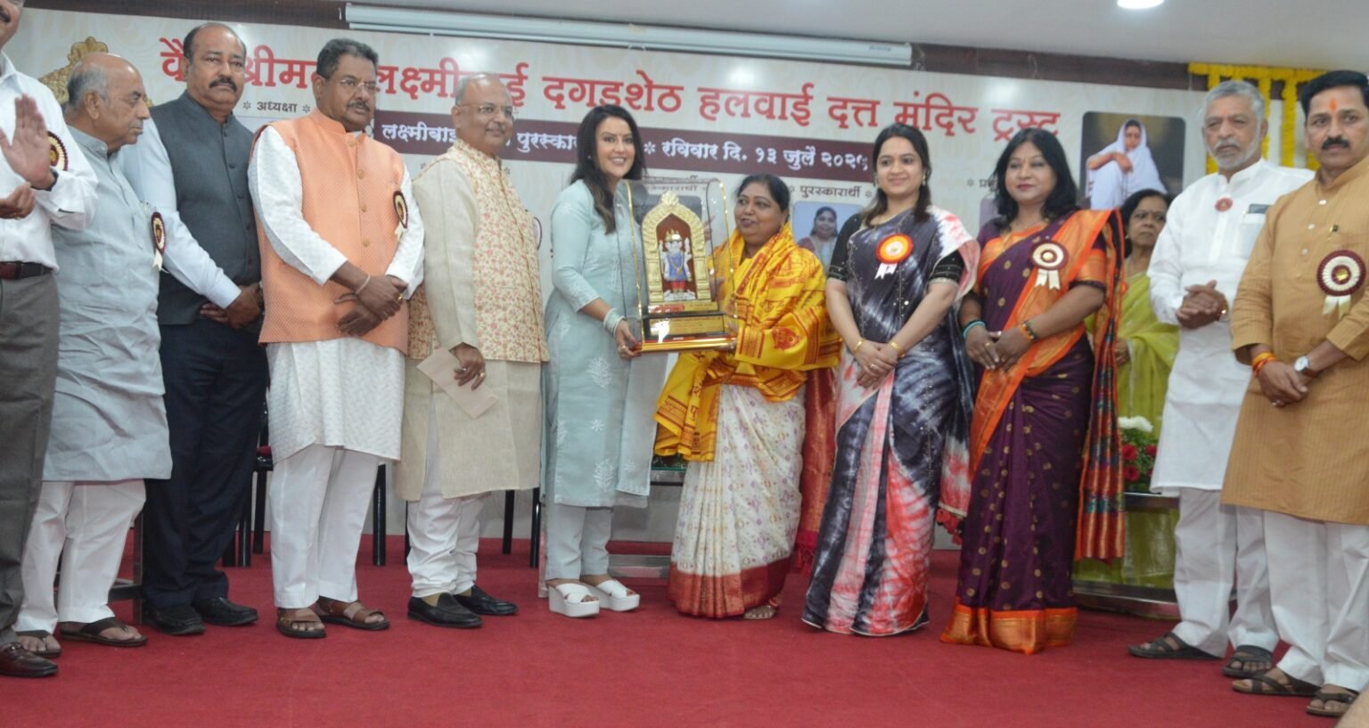 अमृता फडणवीस यांना श्रीमती लक्ष्मीबाई दगडूशेठ हलवाई दत्तमंदिर ट्रस्टच्या वतीने लक्ष्मीबाई स्मृती पुरस्कार प्रदान