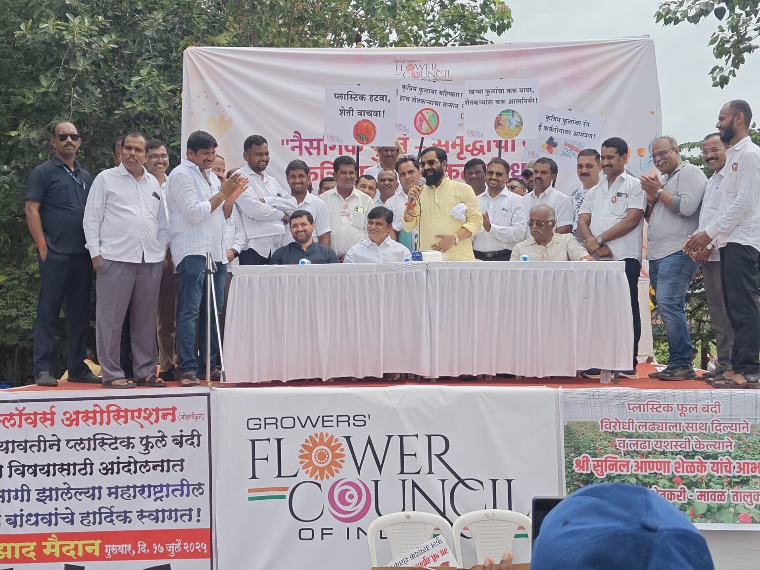 कृत्रिम फुलांवर बंदीची मागणी, शेतकऱ्यांचा आझाद मैदानावर जोरदार मोर्चा