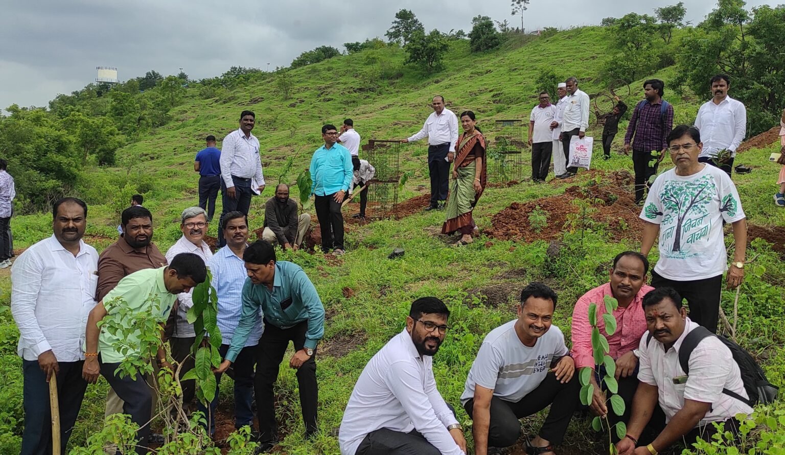 महाराष्ट्र कामगार मंडळाच्यावतीने राजगुरुनगर तिन्हेवाडी येथे 300 देशी वृक्षांचे रोपण
