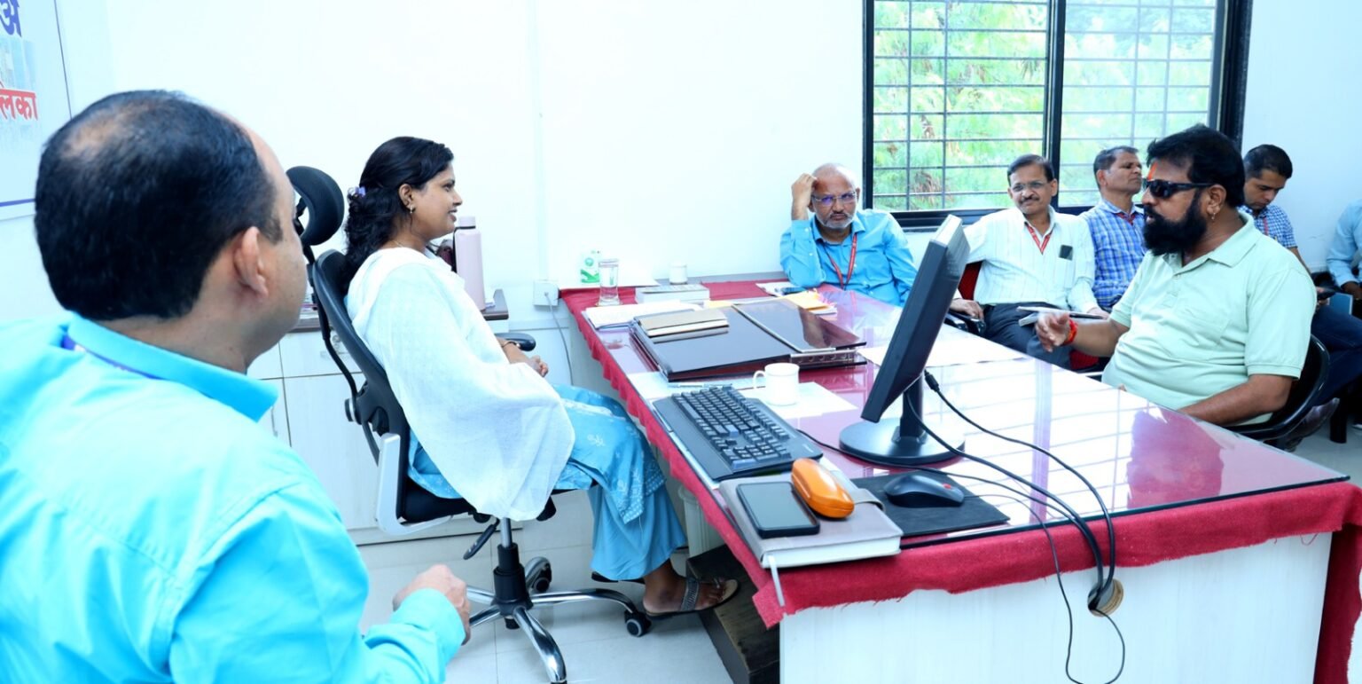 शहरातील वाहतुकीला होणारा अडथळा, शहरात ठिकठिकाणी पडणारा कचरा आदी तक्रारी नागरिकांनी जनसंवाद सभेत मांडल्या