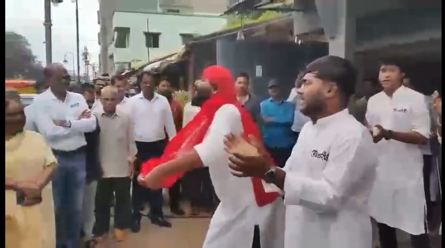 पथनाट्याच्या माध्यमातून ‘अवकारीका’ टीमची स्वच्छतेविषयी जनजागृती