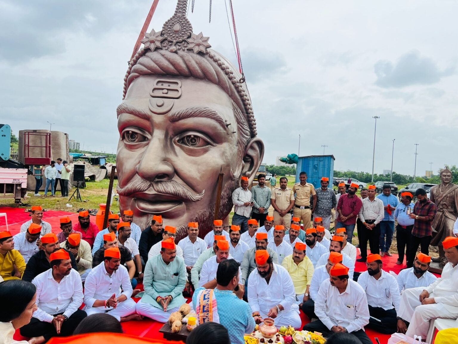 पिंपरी-चिंचवडमधील ‘स्टॅच्यू ऑफ हिंदूभूषण’ पुतळ्याचे मुकूट पूजन
