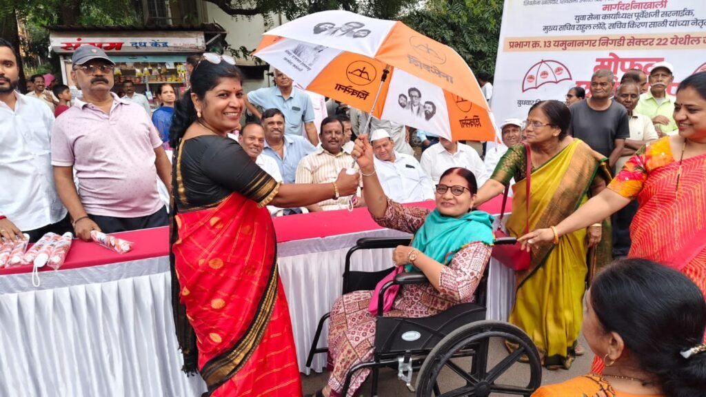 “आपुलकीच्या भेटीने ज्येष्ठ भारावले”! – शिवसेनेच्या वतीने निगडी परिसरातील ज्येष्ठ नागरिकांना छत्री वाटप