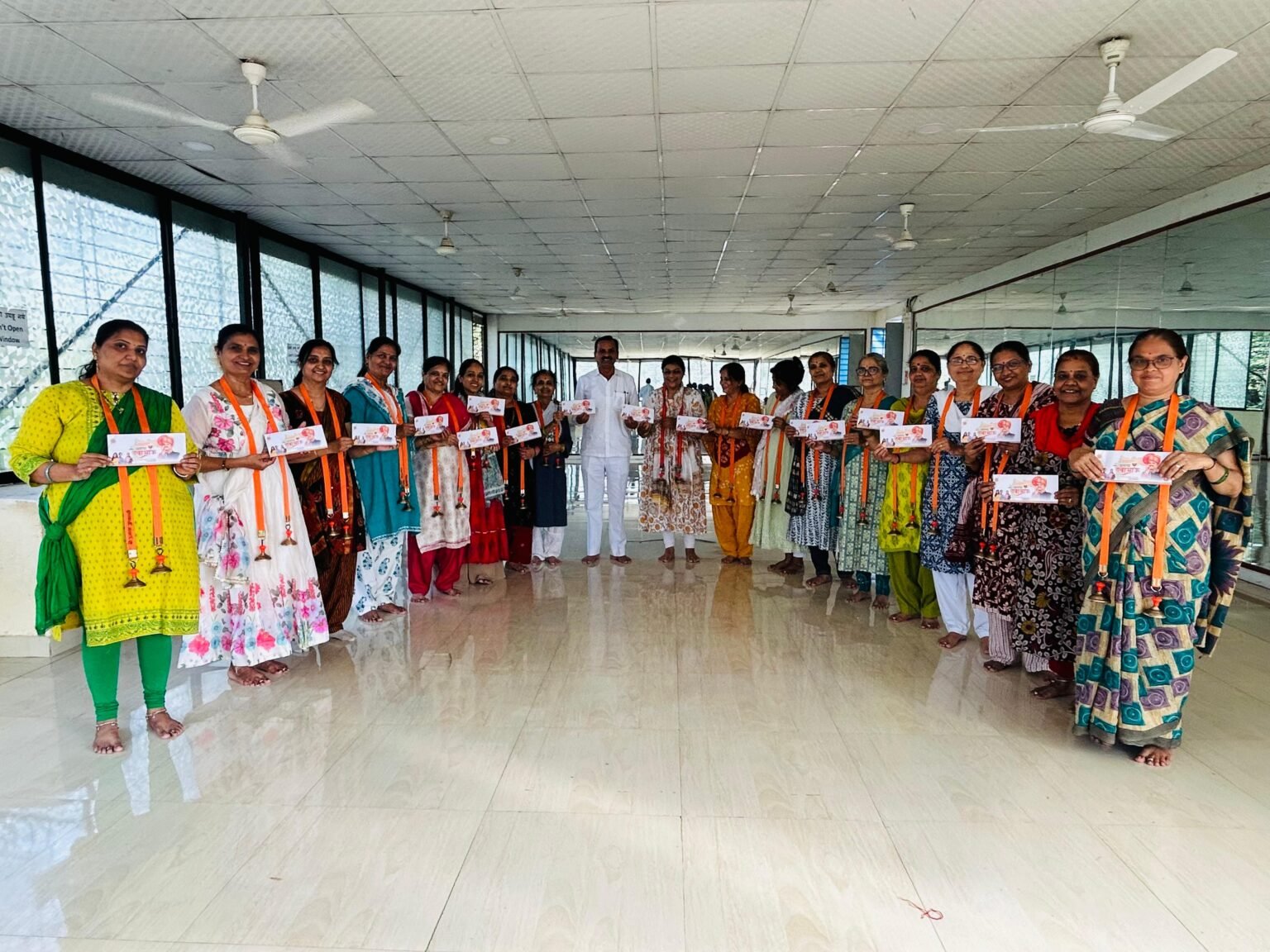 “रक्षाबंधन निमित्त महिलांचा मुख्यमंत्री देवेंद्र फडणवीस यांना अनोखा आदर – माजी नगरसेवक सुरेश भोईर यांच्या पुढाकाराने हजारो राख्यांचा उपक्रम”