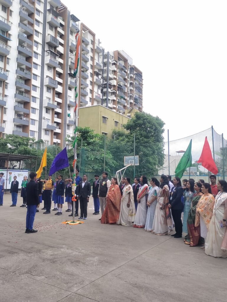 एस. बी. पाटील पब्लिक स्कूलमध्ये डॉ. विजय पाटील यांच्या हस्ते ध्वजारोहण