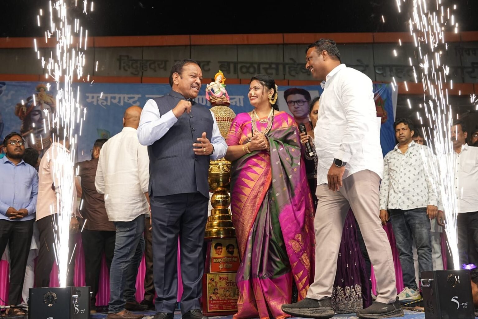 “निगडी भक्ती-शक्ती चौकात दहीहंडीचा जल्लोष; चेंबूरच्या ‘क्रेझी इगल’ पथकाने मारली ७ थरांत विजयी झेप!”