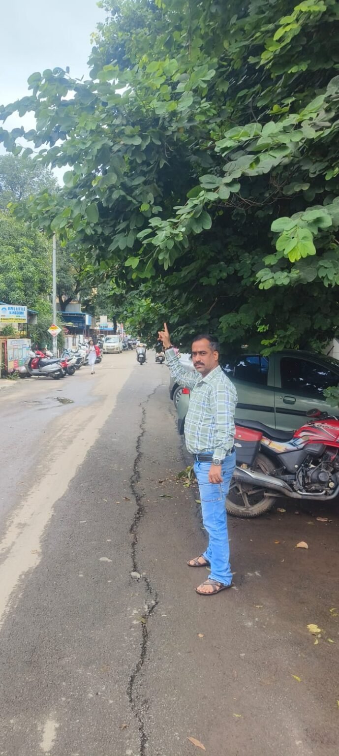 गणपती आगमनाच्या पार्श्वभूमीवर रस्त्यावर वाकलेल्या झाडांमुळे अडथळा; वेळेत झाडकटाई न झाल्यास आंदोलनाचा इशारा”