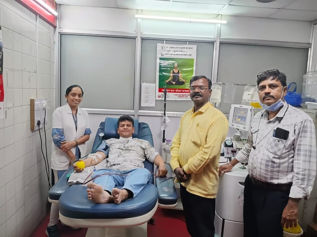 वृत्तपत्र विक्रेत्यांनी रक्तदानातून जोपासली सामाजिक बांधिलकी
