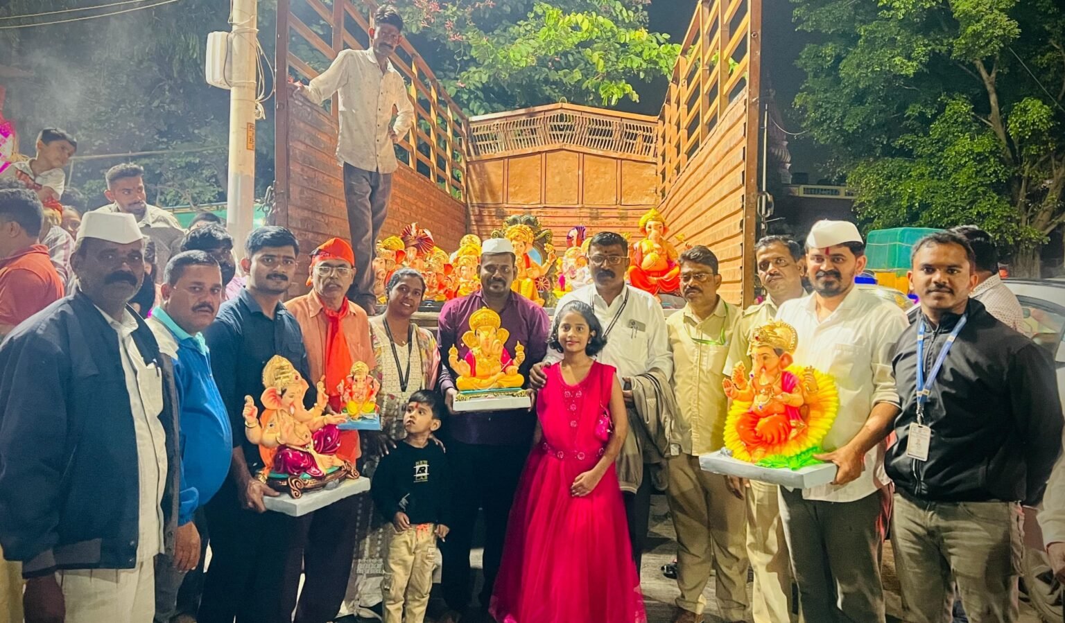 गणेश मूर्ती विसर्जन घाटावर स्वयंस्फूर्तीने सामाजिक संस्थांचे काम,3,600 गणेश मुर्तीचे संकलन