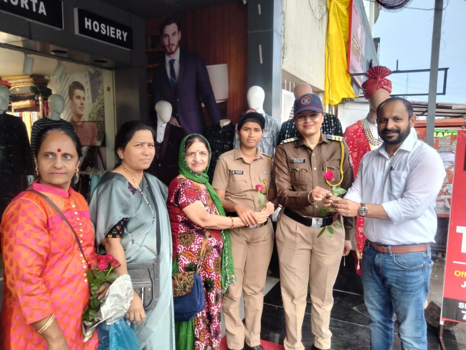 “गणेशोत्सव व ईद मिरवणुकीत कर्तव्य बजावणाऱ्या महिला पोलिसांचा ‘फुलांनी’ सत्कार”