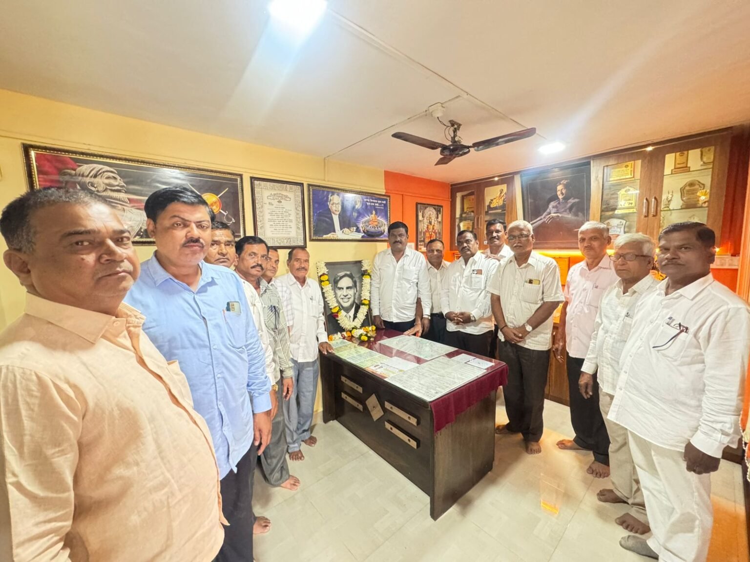उद्योगमहर्षी रतन टाटा यांच्या प्रथम पुण्यतिथीनिमित्त टाटा मोटर्सच्या कामगारांनी वाहिली भावपूर्ण आदरांजली