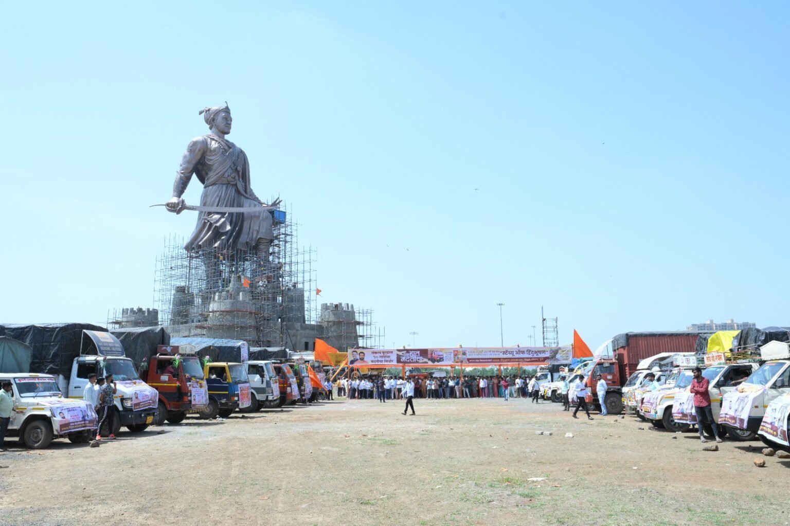 आपत्तीग्रस्त मराठवाड्यासह सोलापूर जिल्ह्यात तब्बल 50 गाड्या मदत रवाना! – आपत्तीग्रस्तांच्या मदतीसाठी पिंपरी-चिंचवडकरांची वज्रमुठ