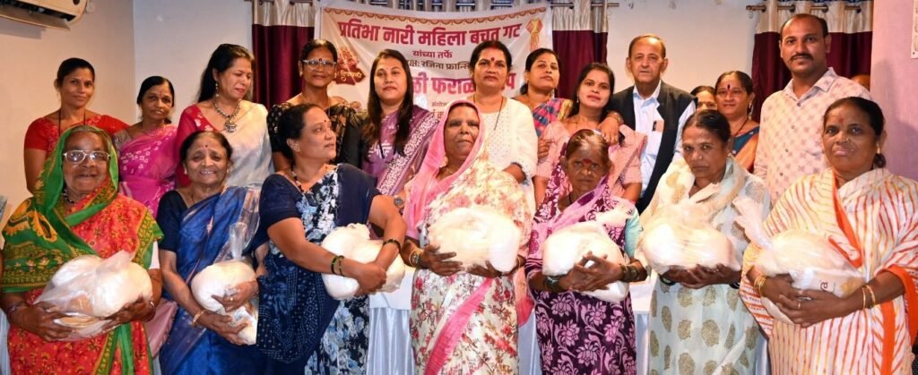 गरजू महिलांना दिवाळी शिधावाटप