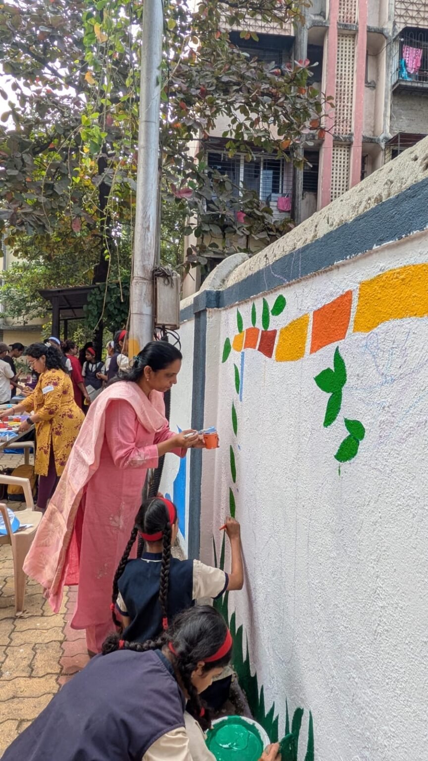 विद्यार्थ्यांसोबत भिंती रंगवण्याचा हा क्षण खरोखरच खास – अतिरिक्त आयुक्त तृप्ती सांडभोर