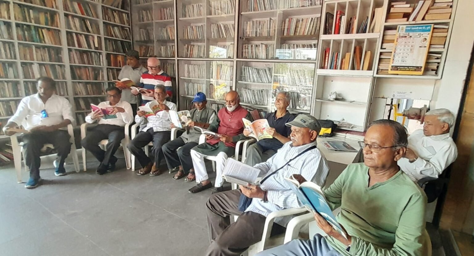 ‘शांतता पुणेकर वाचत आहेत’ उपक्रमात ज्येष्ठ नागरिकांचे सामुहिक पुस्तक वाचन