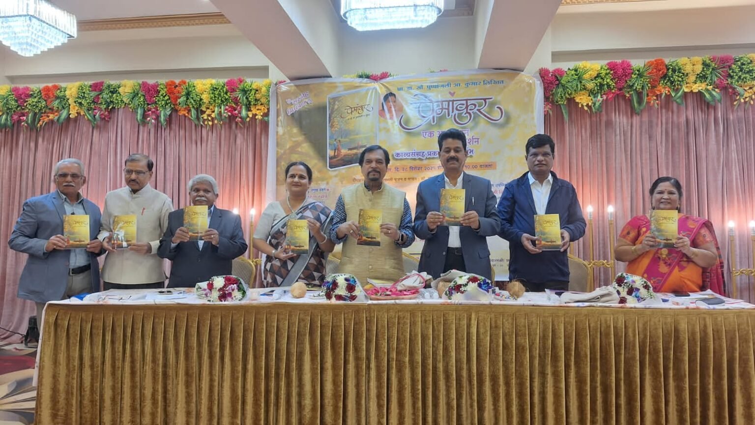 “कवितेचा सुगंधी मोगरा म्हणजे कवयित्री पुष्पांजली कुंभार यांच्या कविता – ज्येष्ठ कवी अरुण म्हात्रे