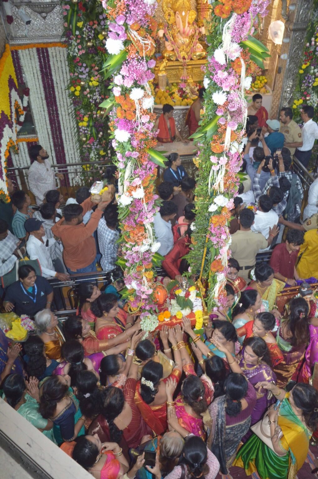 ‘दगडूशेठ’ गणपती मंदिरात सुवर्णपाळण्यात गणेश जन्म सोहळा संपन्न
