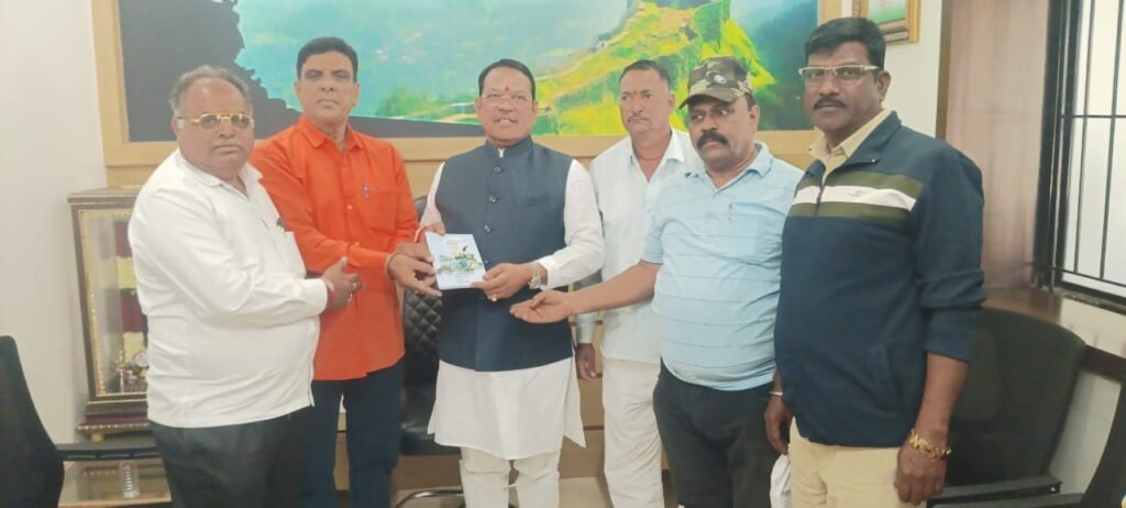 संभाजी बारणे यांच्याकडील शिवचरित्र संग्रह युवा पिढीला मार्गदर्शक – खासदार श्रीरंग बारणे