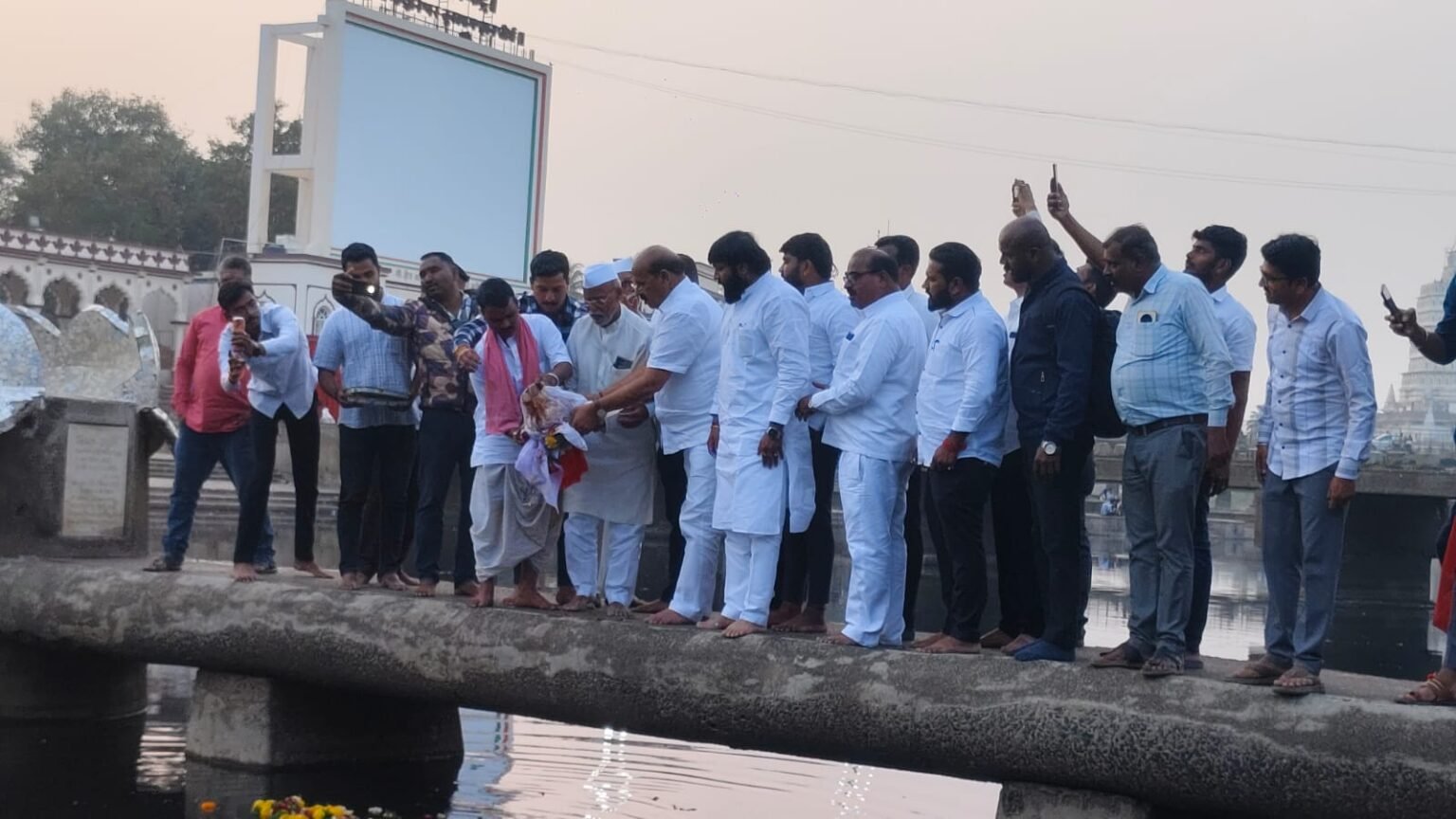 अलंकापुरी इंद्रायणी नदीत अजितदादा पवार यांच्या अस्थींचे विसर्जन