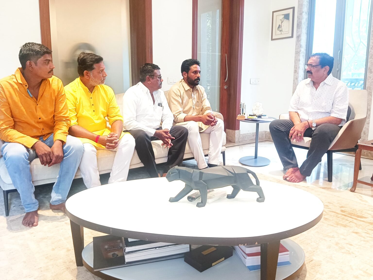 राष्ट्रवादी काँग्रेस पक्षाचे माजी प्रदेशाध्यक्ष आमदार जयंत पाटील यांची कामगार नेते काशिनाथ नखाते यांनी घेतली भेट