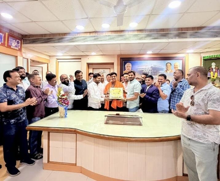 महापौर रवी लांडगे यांचा “माझा फार्मासिस्ट, माझा अभिमान” या गौरवचिन्हाने सन्मान